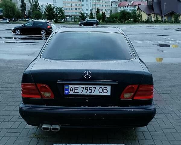 Черный Мерседес Е-Класс, объемом двигателя 2.2 л и пробегом 440 тыс. км за 3333 $, фото 4 на Automoto.ua