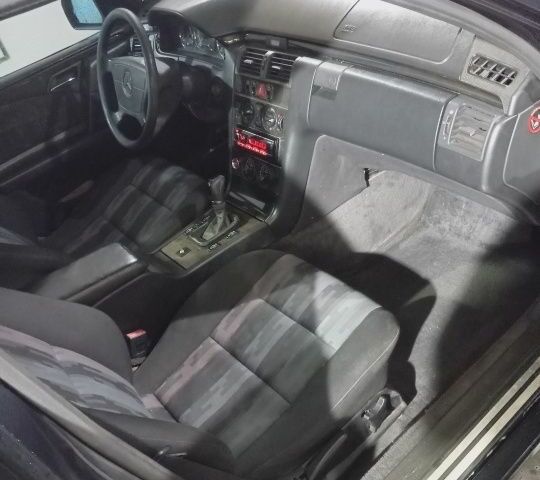 Чорний Мерседес Е-Клас, об'ємом двигуна 2.3 л та пробігом 400 тис. км за 4000 $, фото 8 на Automoto.ua