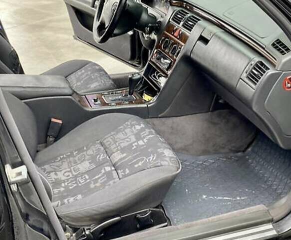 Черный Мерседес Е-Класс, объемом двигателя 2.8 л и пробегом 390 тыс. км за 2950 $, фото 5 на Automoto.ua