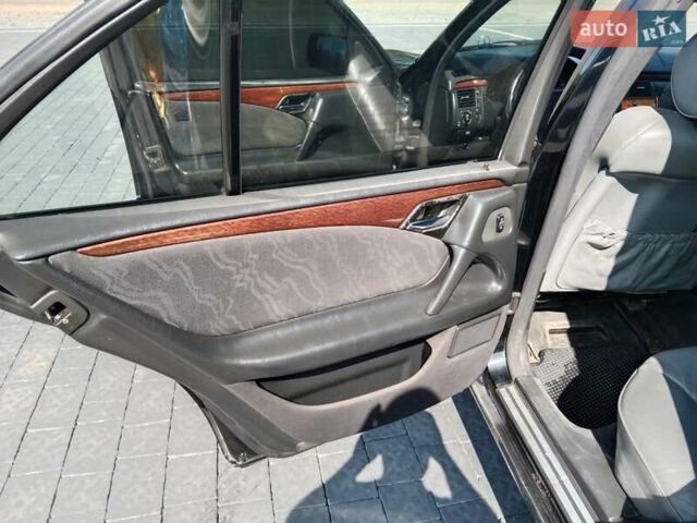 Черный Мерседес Е-Класс, объемом двигателя 2.2 л и пробегом 350 тыс. км за 2700 $, фото 18 на Automoto.ua