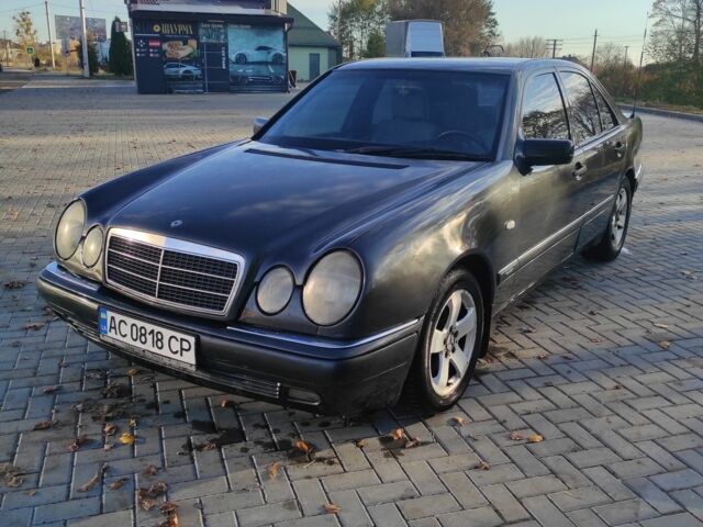 Чорний Мерседес Е-Клас, об'ємом двигуна 2 л та пробігом 270 тис. км за 1900 $, фото 2 на Automoto.ua