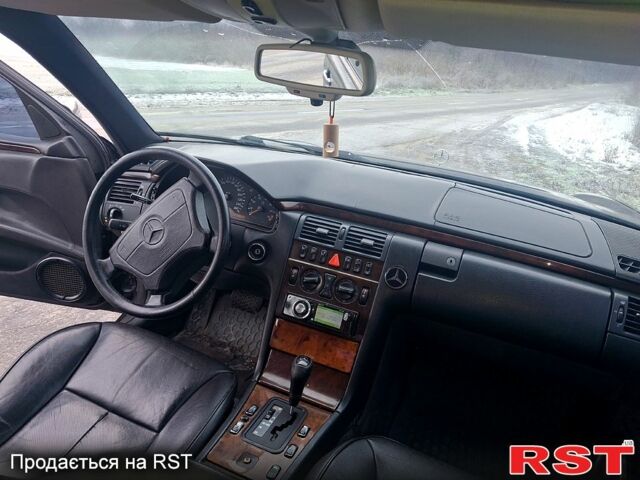 Чорний Мерседес Е-Клас, об'ємом двигуна 3.2 л та пробігом 362 тис. км за 3550 $, фото 7 на Automoto.ua
