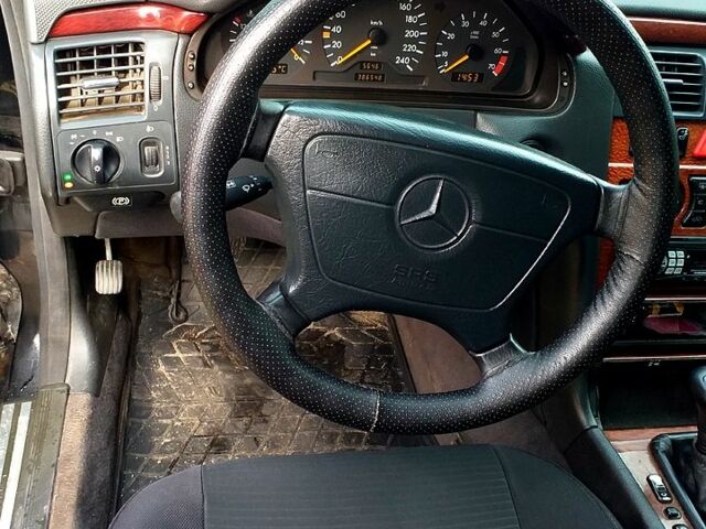 Черный Мерседес Е-Класс, объемом двигателя 2 л и пробегом 390 тыс. км за 3800 $, фото 1 на Automoto.ua