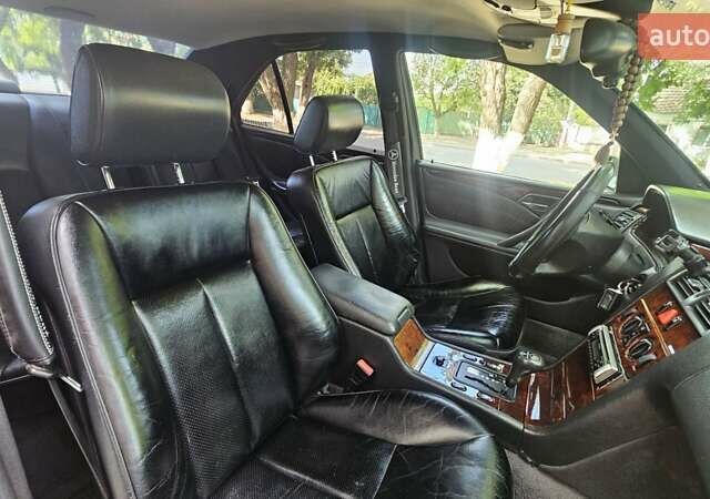 Черный Мерседес Е-Класс, объемом двигателя 2.3 л и пробегом 400 тыс. км за 4400 $, фото 13 на Automoto.ua