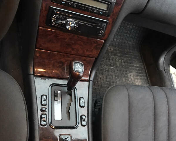 Чорний Мерседес Е-Клас, об'ємом двигуна 2 л та пробігом 419 тис. км за 2200 $, фото 1 на Automoto.ua