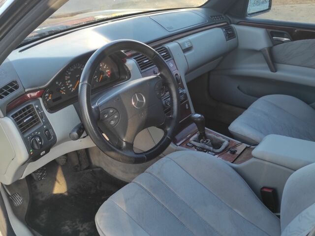 Чорний Мерседес Е-Клас, об'ємом двигуна 2 л та пробігом 270 тис. км за 1900 $, фото 5 на Automoto.ua