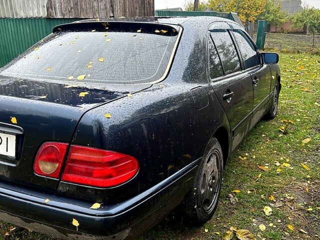 Черный Мерседес Е-Класс, объемом двигателя 2.3 л и пробегом 317 тыс. км за 3500 $, фото 2 на Automoto.ua