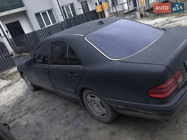 Чорний Мерседес Е-Клас, об'ємом двигуна 2 л та пробігом 419 тис. км за 2200 $, фото 6 на Automoto.ua
