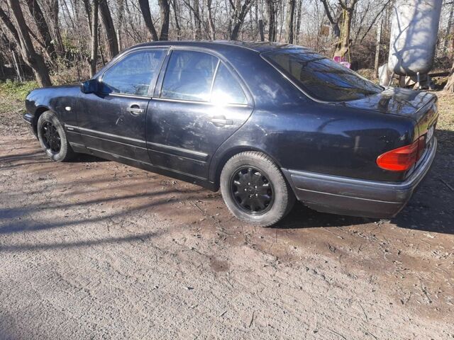 Черный Мерседес Е-Класс, объемом двигателя 0 л и пробегом 280 тыс. км за 1600 $, фото 3 на Automoto.ua