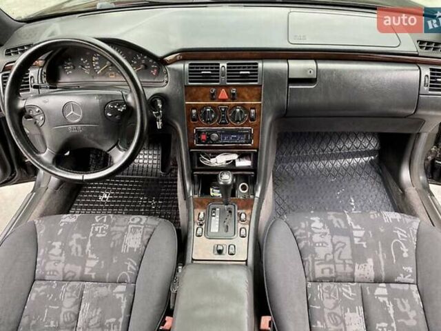 Черный Мерседес Е-Класс, объемом двигателя 2.8 л и пробегом 390 тыс. км за 2950 $, фото 4 на Automoto.ua