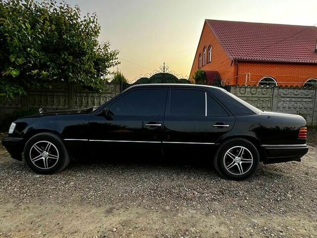 Чорний Мерседес Е-Клас, об'ємом двигуна 3.2 л та пробігом 550 тис. км за 3000 $, фото 1 на Automoto.ua