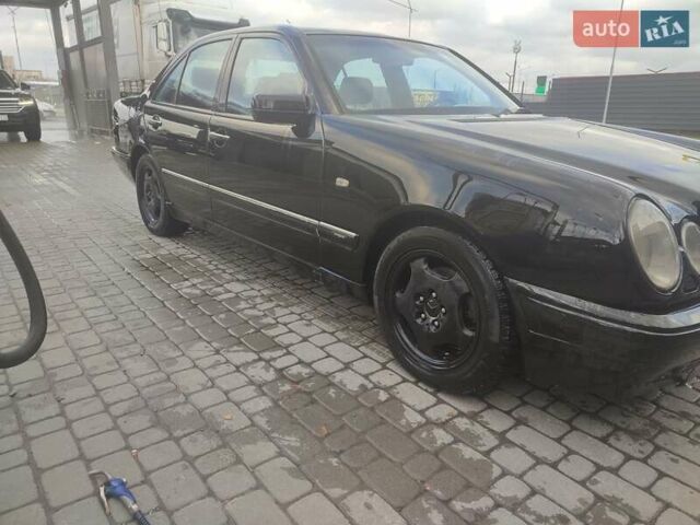 Черный Мерседес Е-Класс, объемом двигателя 3 л и пробегом 430 тыс. км за 3300 $, фото 2 на Automoto.ua