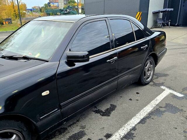 Черный Мерседес Е-Класс, объемом двигателя 2 л и пробегом 488 тыс. км за 3000 $, фото 1 на Automoto.ua