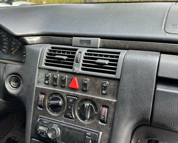 Черный Мерседес Е-Класс, объемом двигателя 3.2 л и пробегом 674 тыс. км за 3450 $, фото 11 на Automoto.ua