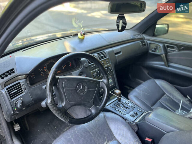 Черный Мерседес Е-Класс, объемом двигателя 3.2 л и пробегом 450 тыс. км за 3600 $, фото 14 на Automoto.ua