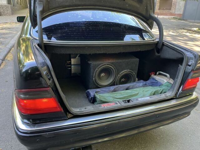 Черный Мерседес Е-Класс, объемом двигателя 3.2 л и пробегом 450 тыс. км за 3600 $, фото 7 на Automoto.ua