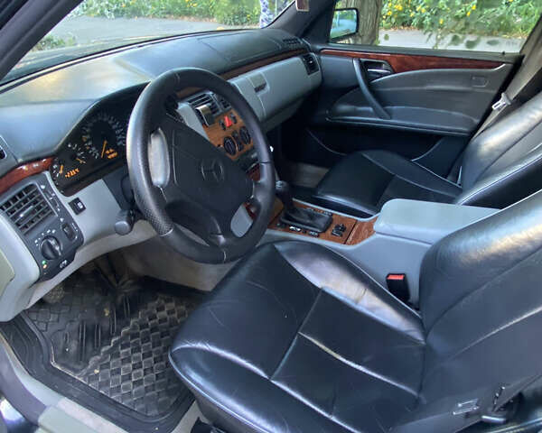 Черный Мерседес Е-Класс, объемом двигателя 2 л и пробегом 423 тыс. км за 4200 $, фото 8 на Automoto.ua