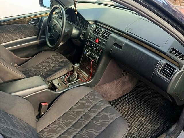 Чорний Мерседес Е-Клас, об'ємом двигуна 2 л та пробігом 0 тис. км за 2500 $, фото 4 на Automoto.ua