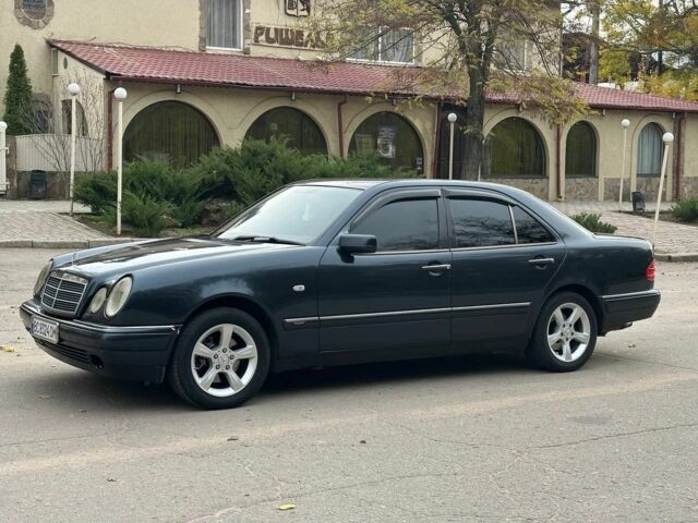 Черный Мерседес Е-Класс, объемом двигателя 3.2 л и пробегом 490 тыс. км за 3217 $, фото 3 на Automoto.ua