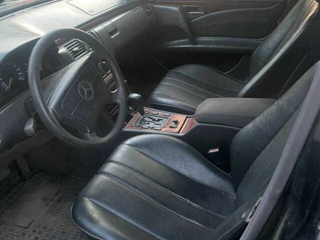 Черный Мерседес Е-Класс, объемом двигателя 2.2 л и пробегом 500 тыс. км за 2000 $, фото 3 на Automoto.ua