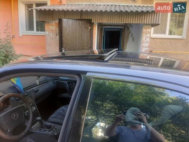 Черный Мерседес Е-Класс, объемом двигателя 0 л и пробегом 327 тыс. км за 3700 $, фото 6 на Automoto.ua