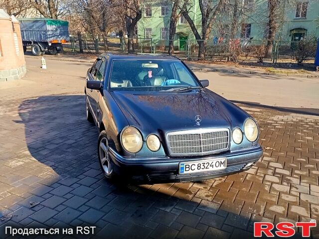 Черный Мерседес Е-Класс, объемом двигателя 3.2 л и пробегом 470 тыс. км за 3500 $, фото 2 на Automoto.ua