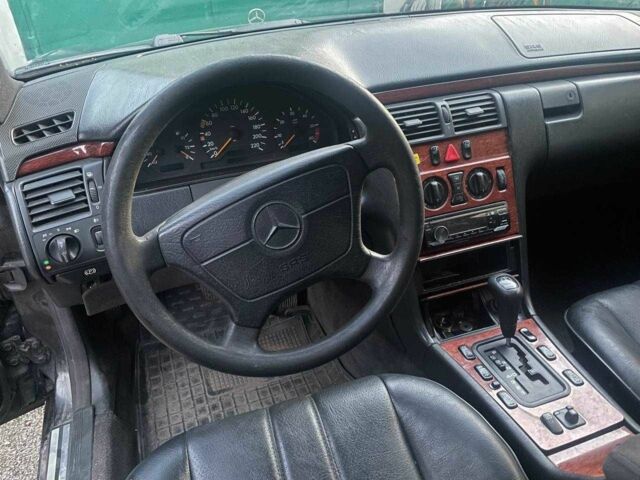 Черный Мерседес Е-Класс, объемом двигателя 2.2 л и пробегом 500 тыс. км за 2000 $, фото 4 на Automoto.ua