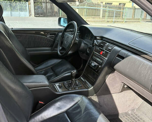 Черный Мерседес Е-Класс, объемом двигателя 2 л и пробегом 478 тыс. км за 3800 $, фото 4 на Automoto.ua