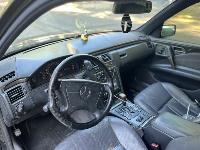 Черный Мерседес Е-Класс, объемом двигателя 3.2 л и пробегом 450 тыс. км за 3600 $, фото 5 на Automoto.ua