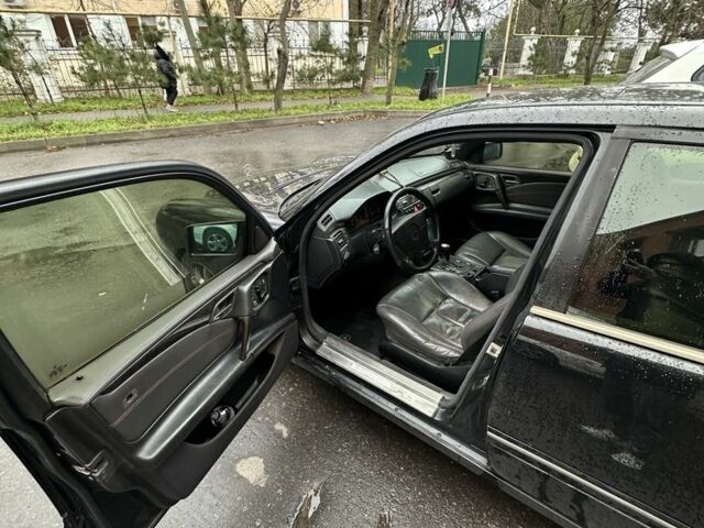 Чорний Мерседес Е-Клас, об'ємом двигуна 3.2 л та пробігом 450 тис. км за 3333 $, фото 5 на Automoto.ua