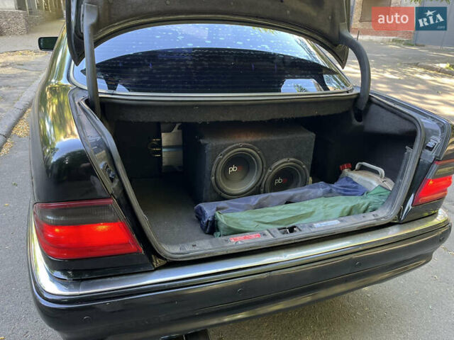 Черный Мерседес Е-Класс, объемом двигателя 3.2 л и пробегом 450 тыс. км за 3600 $, фото 10 на Automoto.ua