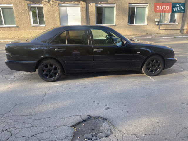 Черный Мерседес Е-Класс, объемом двигателя 2 л и пробегом 423 тыс. км за 4200 $, фото 5 на Automoto.ua