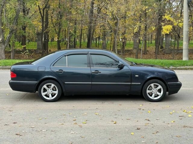 Черный Мерседес Е-Класс, объемом двигателя 3.2 л и пробегом 490 тыс. км за 3217 $, фото 2 на Automoto.ua