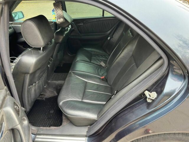 Черный Мерседес Е-Класс, объемом двигателя 3.2 л и пробегом 490 тыс. км за 3217 $, фото 6 на Automoto.ua