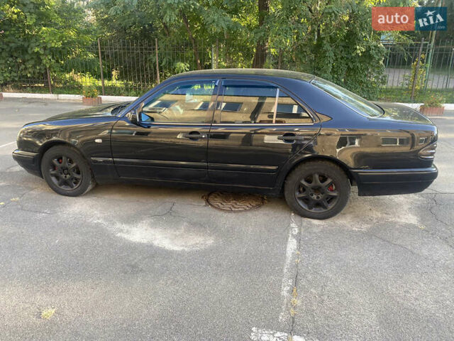 Черный Мерседес Е-Класс, объемом двигателя 2 л и пробегом 423 тыс. км за 4200 $, фото 1 на Automoto.ua