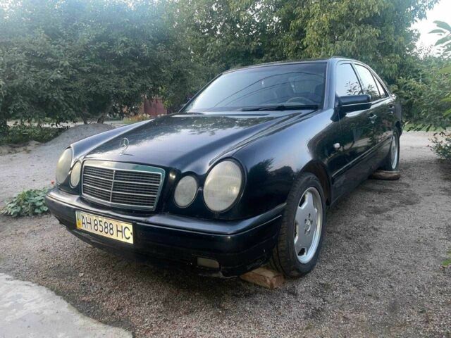 Черный Мерседес Е-Класс, объемом двигателя 2.2 л и пробегом 500 тыс. км за 2000 $, фото 1 на Automoto.ua