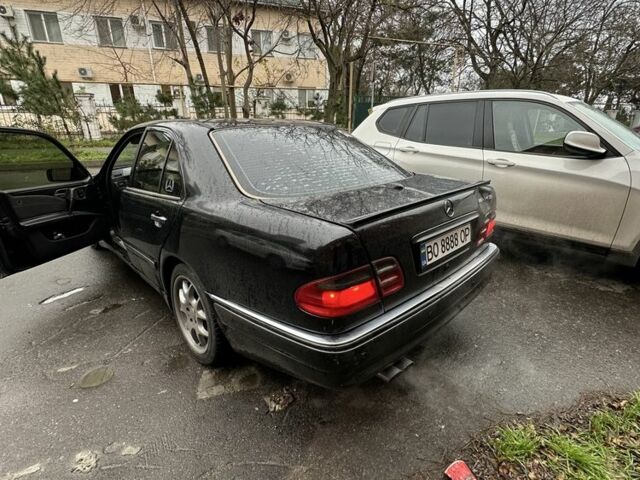 Чорний Мерседес Е-Клас, об'ємом двигуна 3.2 л та пробігом 450 тис. км за 3333 $, фото 2 на Automoto.ua