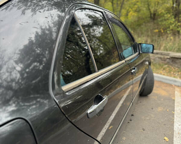 Черный Мерседес Е-Класс, объемом двигателя 3.2 л и пробегом 674 тыс. км за 3450 $, фото 4 на Automoto.ua