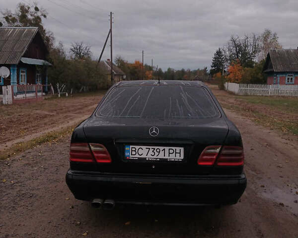 Чорний Мерседес Е-Клас, об'ємом двигуна 2 л та пробігом 360 тис. км за 2900 $, фото 4 на Automoto.ua