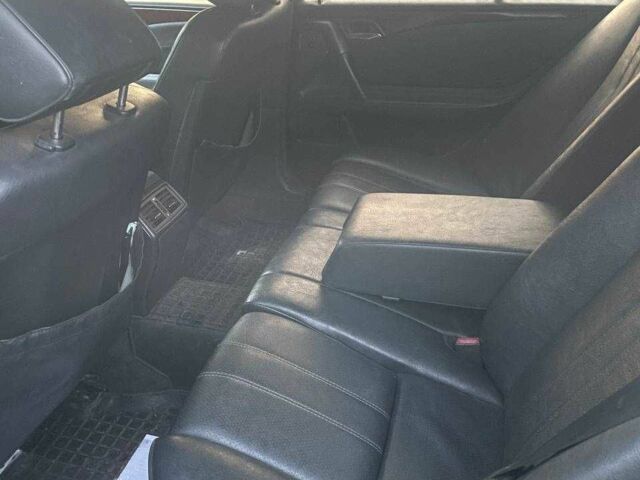 Черный Мерседес Е-Класс, объемом двигателя 2.2 л и пробегом 500 тыс. км за 2000 $, фото 5 на Automoto.ua