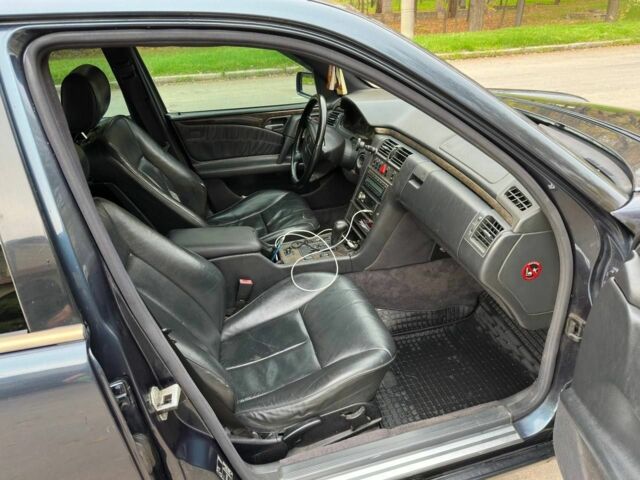 Черный Мерседес Е-Класс, объемом двигателя 3.2 л и пробегом 490 тыс. км за 3217 $, фото 5 на Automoto.ua