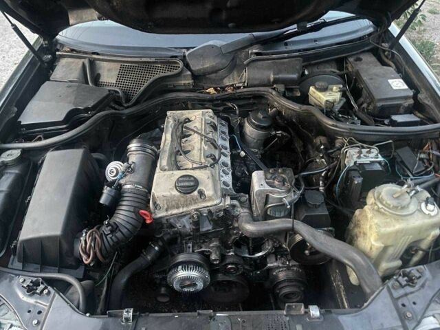 Черный Мерседес Е-Класс, объемом двигателя 2.2 л и пробегом 500 тыс. км за 2000 $, фото 9 на Automoto.ua