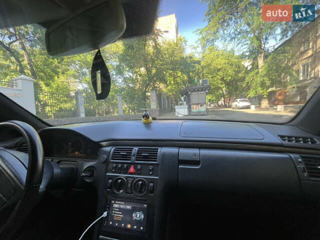 Черный Мерседес Е-Класс, объемом двигателя 3.2 л и пробегом 450 тыс. км за 3600 $, фото 15 на Automoto.ua