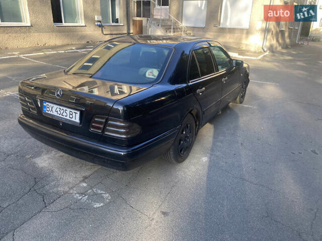 Черный Мерседес Е-Класс, объемом двигателя 2 л и пробегом 423 тыс. км за 4200 $, фото 4 на Automoto.ua