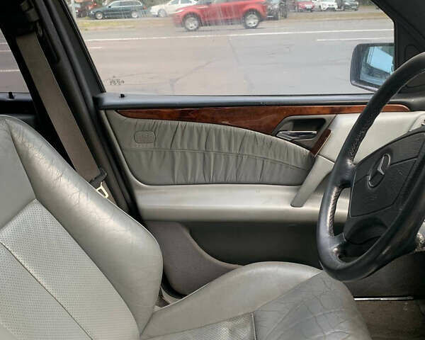 Черный Мерседес Е-Класс, объемом двигателя 2.3 л и пробегом 505 тыс. км за 3350 $, фото 11 на Automoto.ua