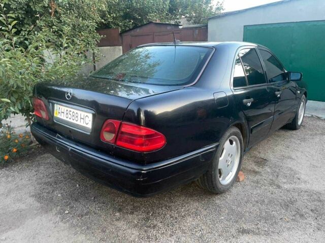 Черный Мерседес Е-Класс, объемом двигателя 2.2 л и пробегом 500 тыс. км за 2000 $, фото 2 на Automoto.ua