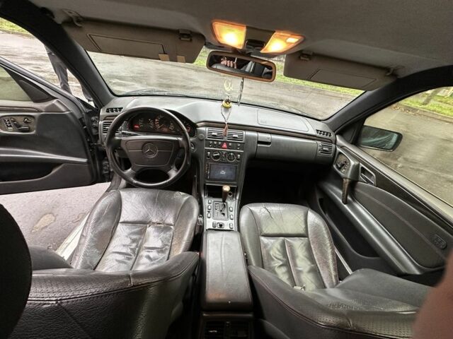 Чорний Мерседес Е-Клас, об'ємом двигуна 3.2 л та пробігом 450 тис. км за 3333 $, фото 6 на Automoto.ua