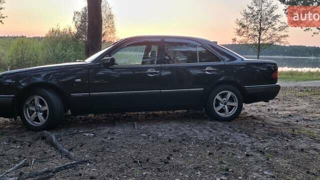 Черный Мерседес Е-Класс, объемом двигателя 2 л и пробегом 450 тыс. км за 3500 $, фото 6 на Automoto.ua