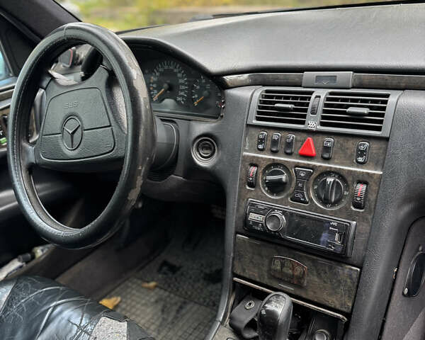 Черный Мерседес Е-Класс, объемом двигателя 3.2 л и пробегом 674 тыс. км за 3450 $, фото 9 на Automoto.ua