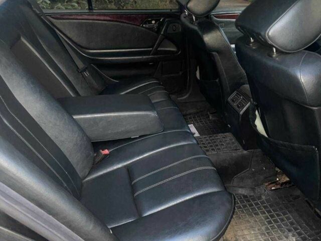 Черный Мерседес Е-Класс, объемом двигателя 2.2 л и пробегом 500 тыс. км за 2000 $, фото 8 на Automoto.ua